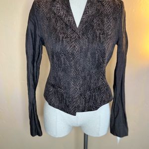 Tahari Snakeprint fitted snap closure blazer, size 6
